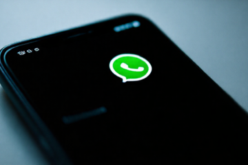 Tela de smartphone mostrando uma conversa no aplicativo WhatsApp.