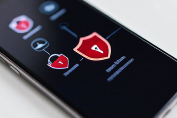 Imagem mostrando um smartphone com aplicativo antivírus gratuito em funcionamento, destacando proteção e segurança.