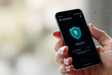 Imagem de um smartphone com ícones de proteção digital, destacando segurança móvel e antivírus.