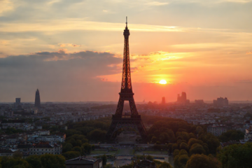 Visualização em tempo real da França através de um aplicativo, mostrando pontos turísticos famosos.