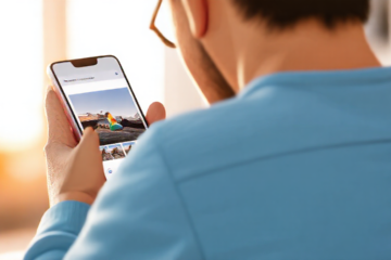 Ilustração de um smartphone mostrando o processo de recuperação de fotos apagadas no Google Fotos.