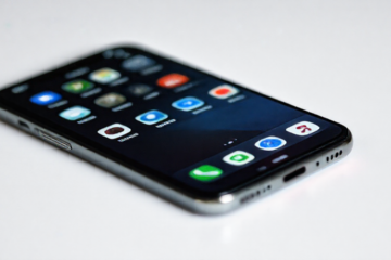 Ilustração de um aplicativo mostrando a limpeza de memória de um celular, destacando gráficos de desempenho melhorado.